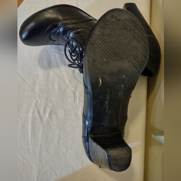 Hush Puppies Black Leather with a 3" heel Size 7 - Picture 6 of 9